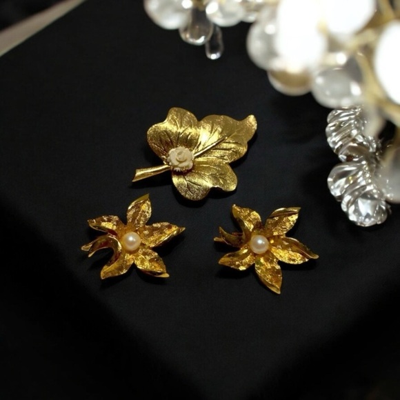 Vintage Jewelry - Vintage Floral Gold Earrings & Pin Set